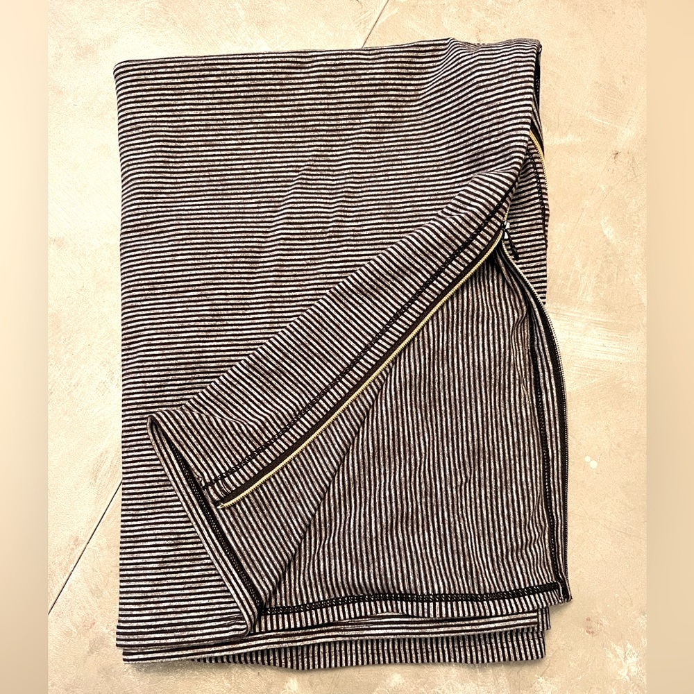 Lululemon vinyasa scarf, black and white with gold zipper